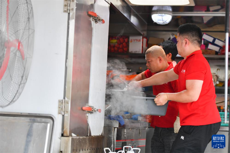 Cantina temporária fornece refei??es gratuitas para equipes de resgate no lago Dongting