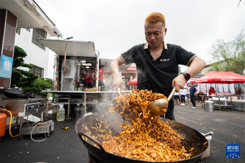 Cantina temporária fornece refei??es gratuitas para equipes de resgate no lago Dongting