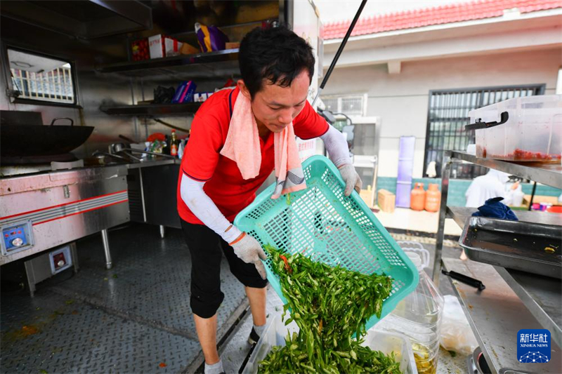 Cantina temporária fornece refei??es gratuitas para equipes de resgate no lago Dongting