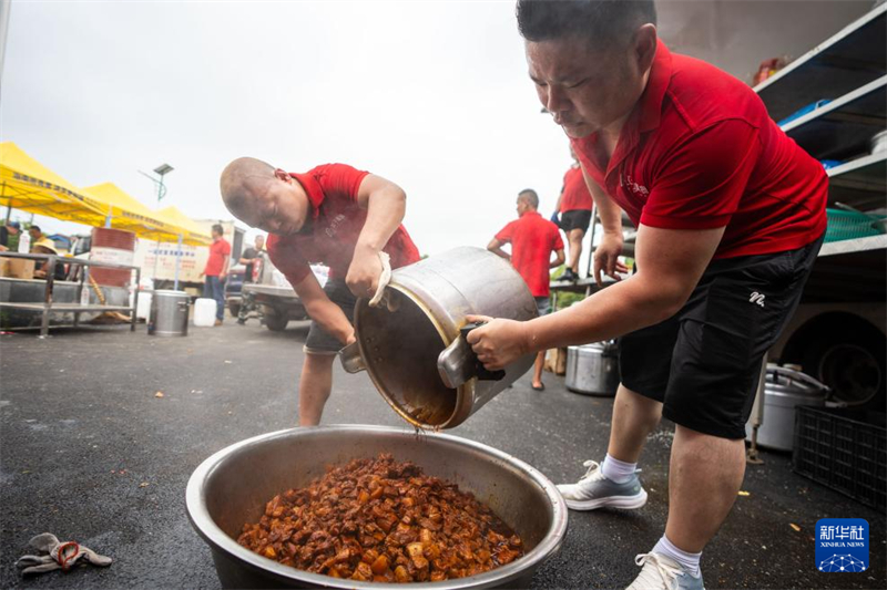 Cantina temporária fornece refei??es gratuitas para equipes de resgate no lago Dongting