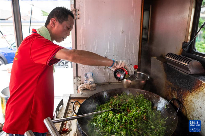 Cantina temporária fornece refei??es gratuitas para equipes de resgate no lago Dongting