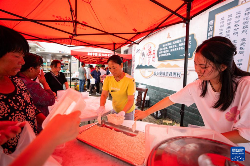 Cantina temporária fornece refei??es gratuitas para equipes de resgate no lago Dongting