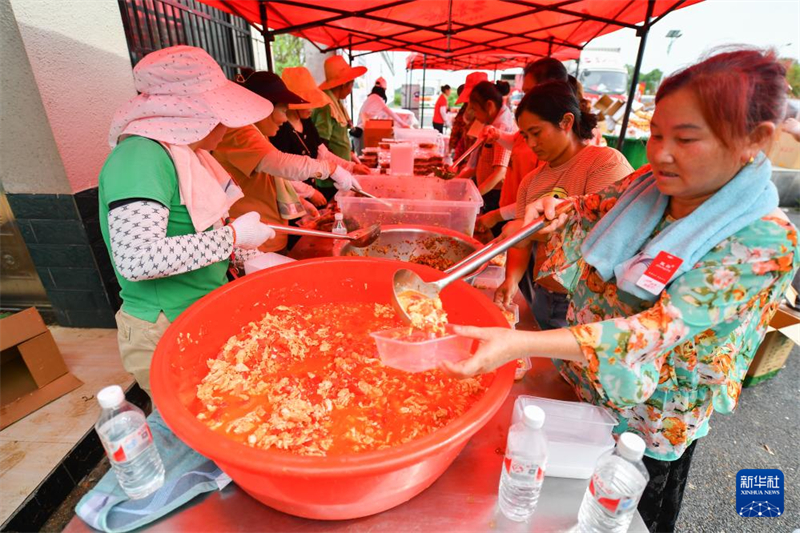 Cantina temporária fornece refei??es gratuitas para equipes de resgate no lago Dongting