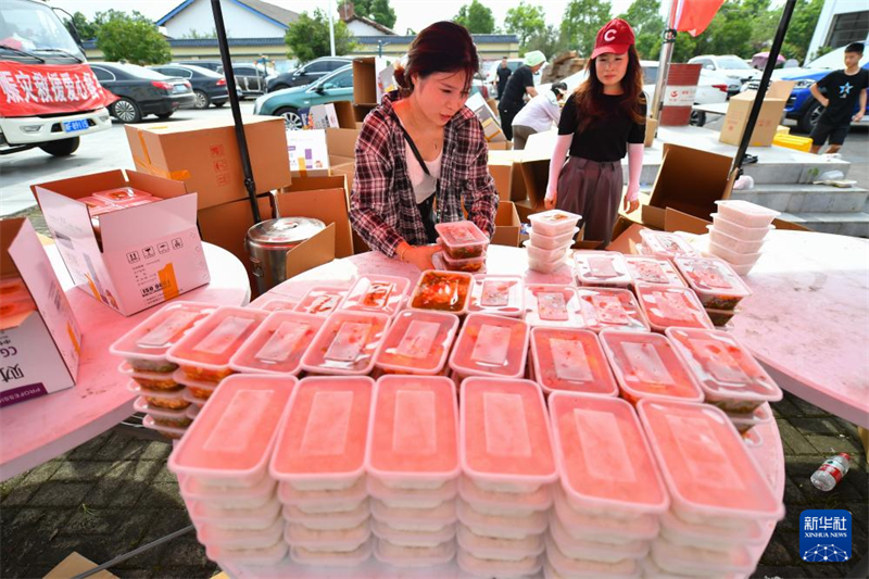 Cantina temporária fornece refei??es gratuitas para equipes de resgate no lago Dongting