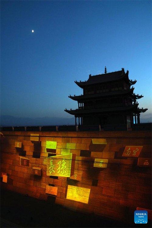 Galeria: vista noturna da área cênica da passagem Jiayu em Gansu, noroeste da China