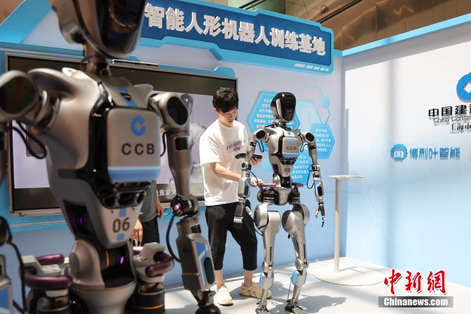 Rob?s humanoides inteligentes iniciam treinamento em agência bancária em Shanghai
