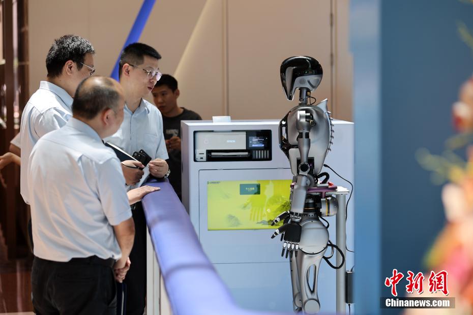 Rob?s humanoides inteligentes iniciam treinamento em agência bancária em Shanghai