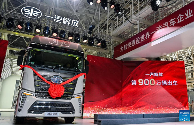 Fabricante de automóveis chinês FAW vê caminh?o Jiefang sair da linha de produ??o