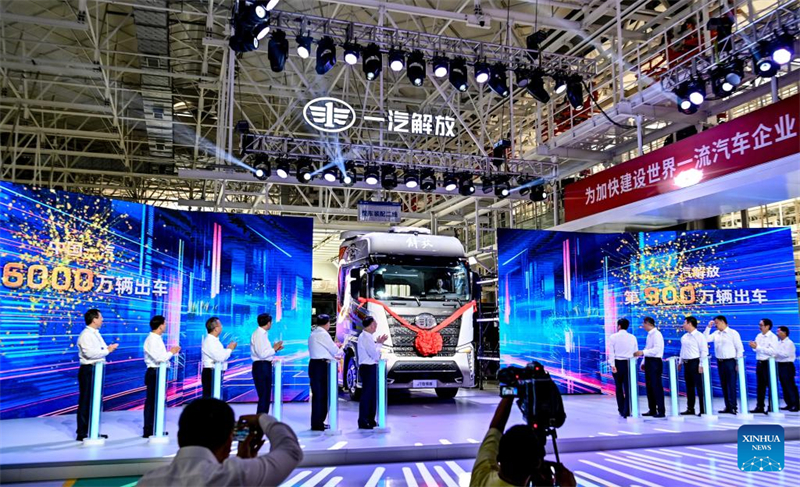 Fabricante de automóveis chinês FAW vê caminh?o Jiefang sair da linha de produ??o