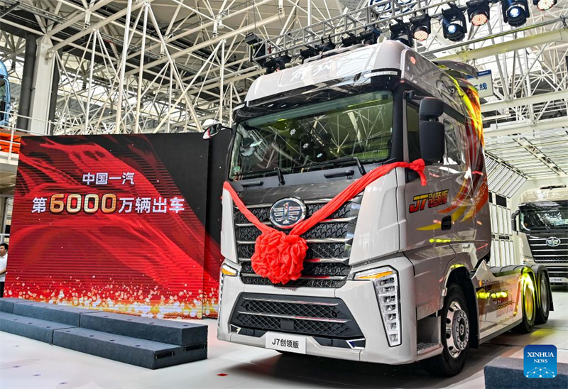 Fabricante de automóveis chinês FAW vê caminh?o Jiefang sair da linha de produ??o