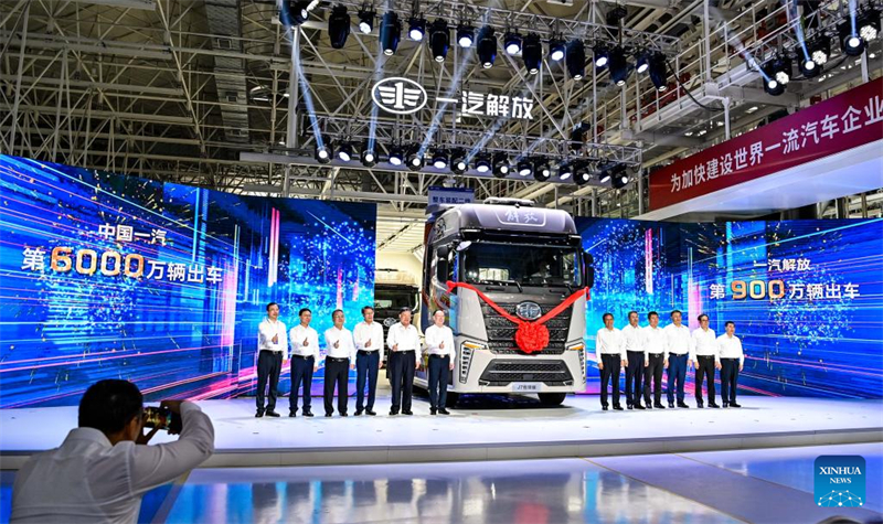 Fabricante de automóveis chinês FAW vê caminh?o Jiefang sair da linha de produ??o