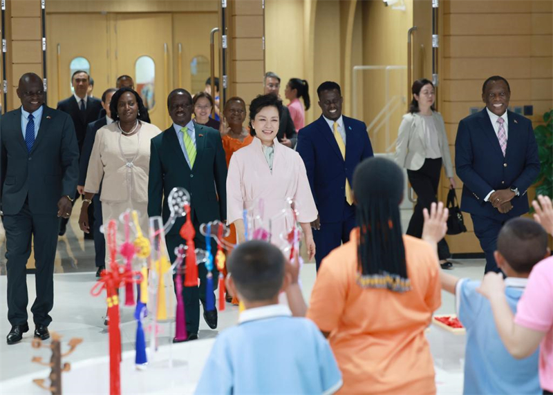 Peng Liyuan participa do acampamento de ver?o para crian?as chinesas e africanas em Beijing