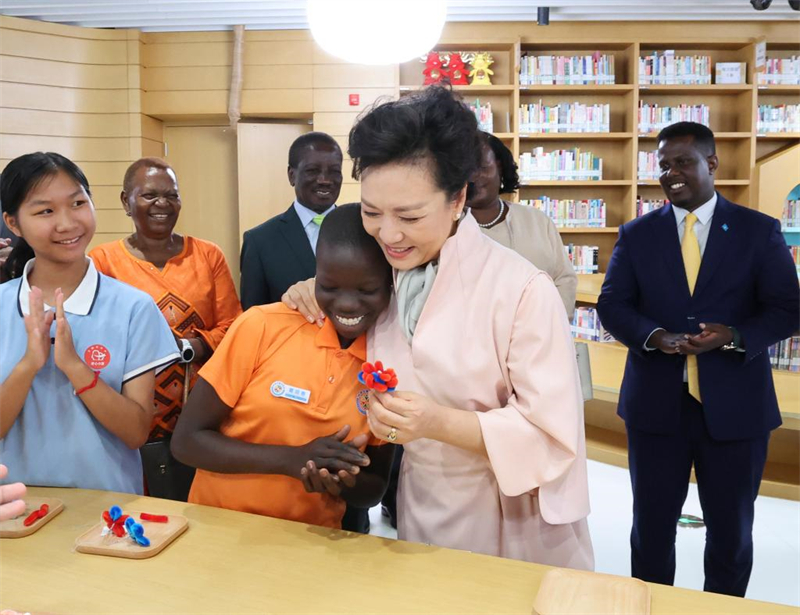 Peng Liyuan participa do acampamento de ver?o para crian?as chinesas e africanas em Beijing