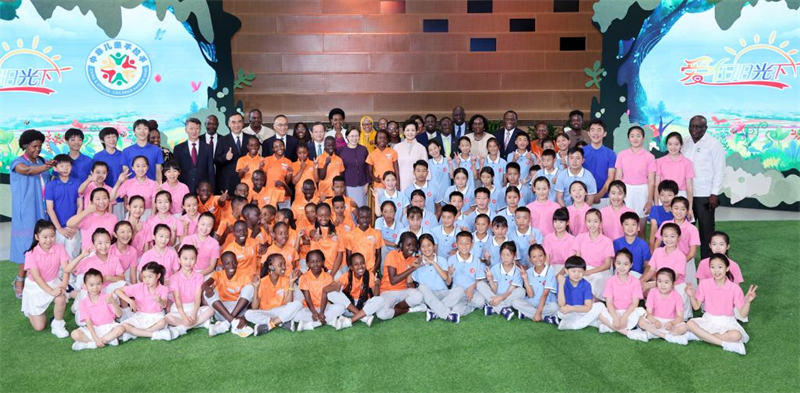 Peng Liyuan participa do acampamento de ver?o para crian?as chinesas e africanas em Beijing