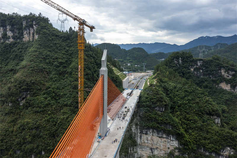 Iniciada constru??o da superfície da ponte Mozhai sobre rio Wujang, no sudoeste da China
