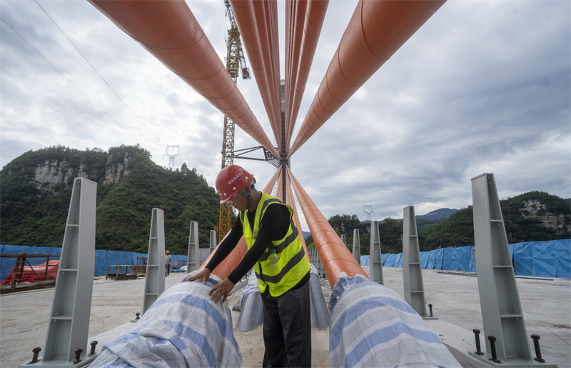 Iniciada constru??o da superfície da ponte Mozhai sobre rio Wujang, no sudoeste da China