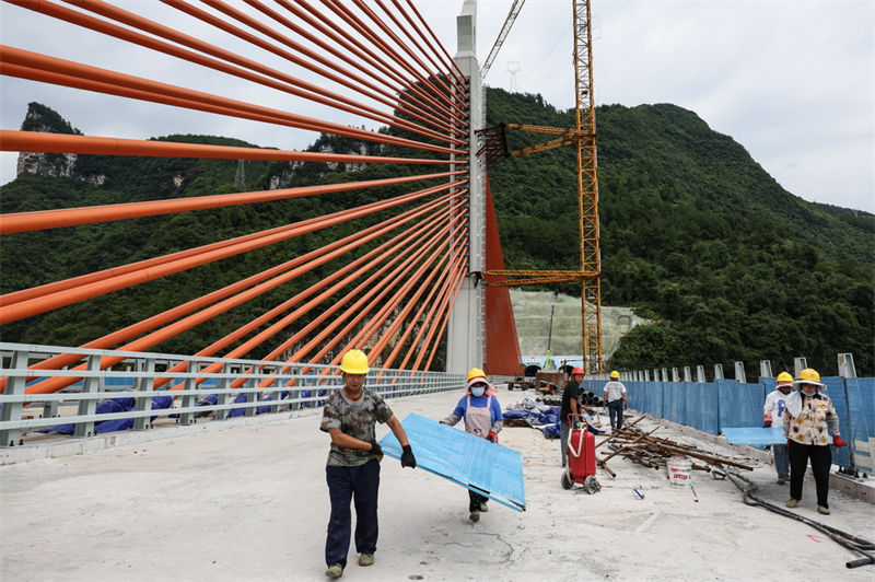 Iniciada constru??o da superfície da ponte Mozhai sobre rio Wujang, no sudoeste da China