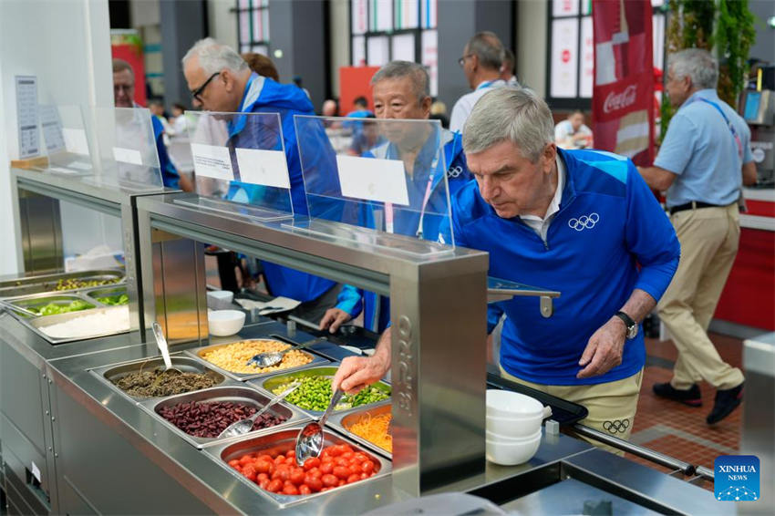 Chefe do COI Bach visita Vila Olímpica antes das Olimpíadas de Paris