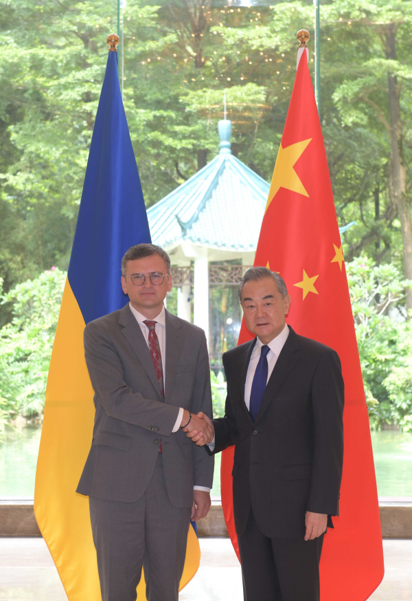 Chanceler chinês pede desenvolvimento saudável e estável dos la?os China-Ucrania