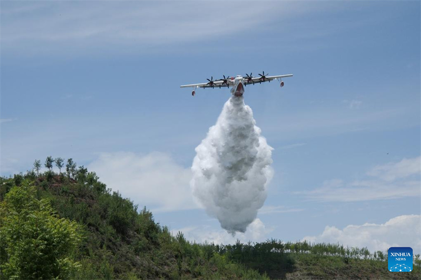 Aeronave anfíbia AG600 da China inicia testes de voo de certifica??o