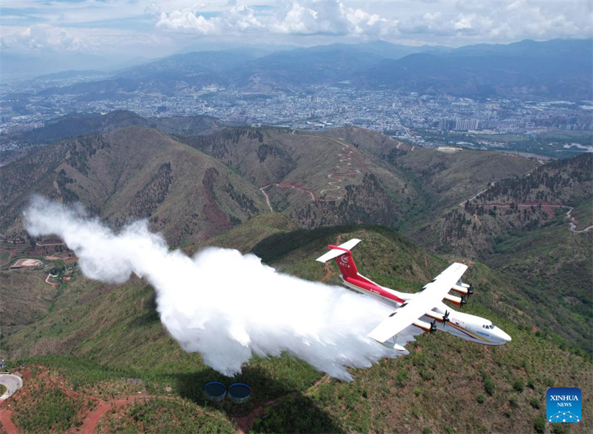 Aeronave anfíbia AG600 da China inicia testes de voo de certifica??o