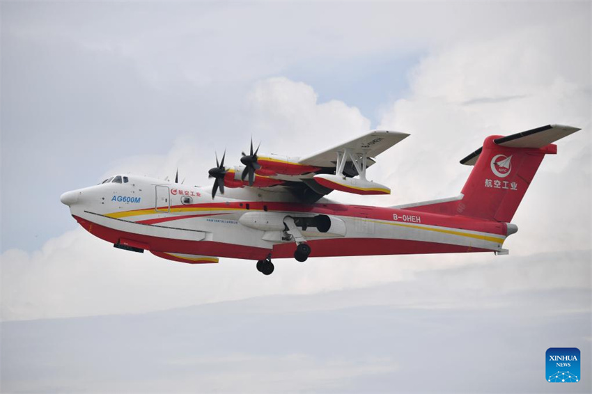 Aeronave anfíbia AG600 da China inicia testes de voo de certifica??o