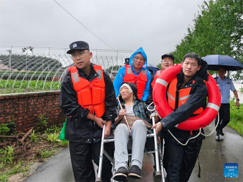 Tuf?o Gaemi causa enchentes e danos em partes da China