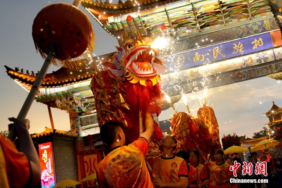 Yunnan: turistas juntam-se às celebra??es do Festival da Tocha em Kunming