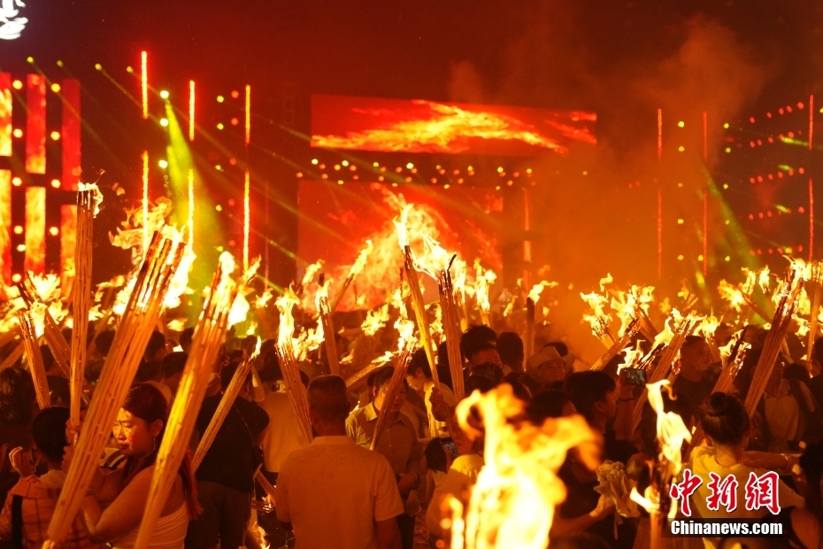 Yunnan: turistas juntam-se às celebra??es do Festival da Tocha em Kunming