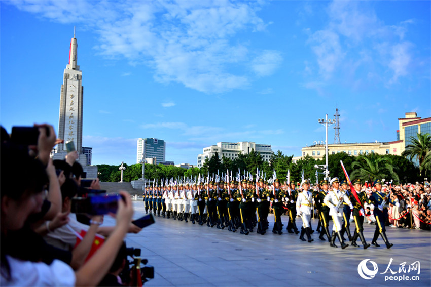 Nanchang realiza cerim?nia de hasteamento da bandeira militar para celebrar 97o aniversário de funda??o do ELP
