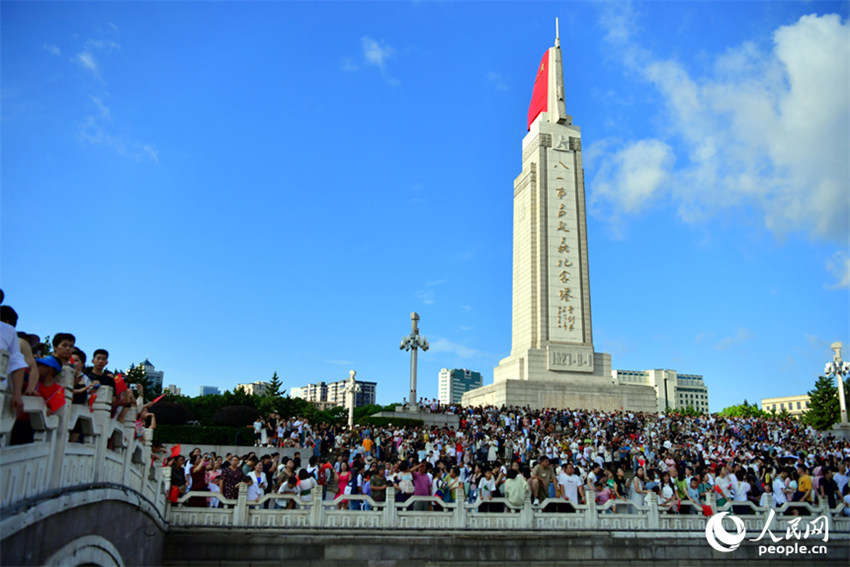 Nanchang realiza cerim?nia de hasteamento da bandeira militar para celebrar 97o aniversário de funda??o do ELP