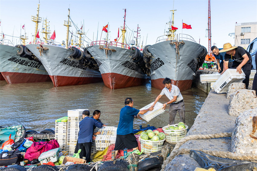 Milhares de barcos de pesca est?o prontos para a pesca