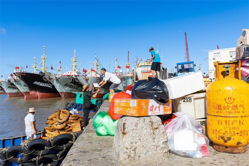 Milhares de barcos de pesca est?o prontos para a pesca