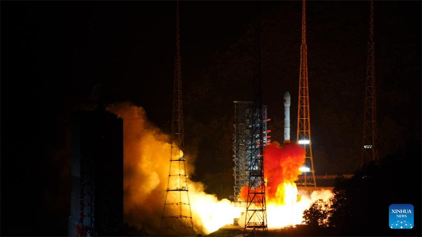 China lan?a novo satélite de servi?os de internet de alta órbita