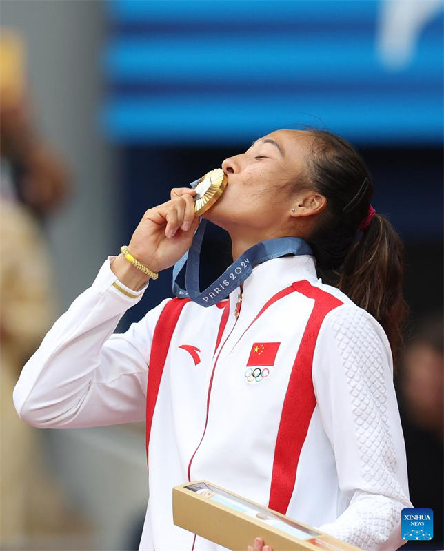 Zheng Qinwen faz história no tênis para a ásia