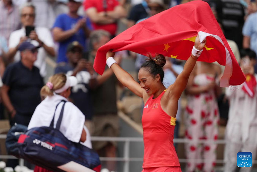 Zheng Qinwen faz história no tênis para a ásia