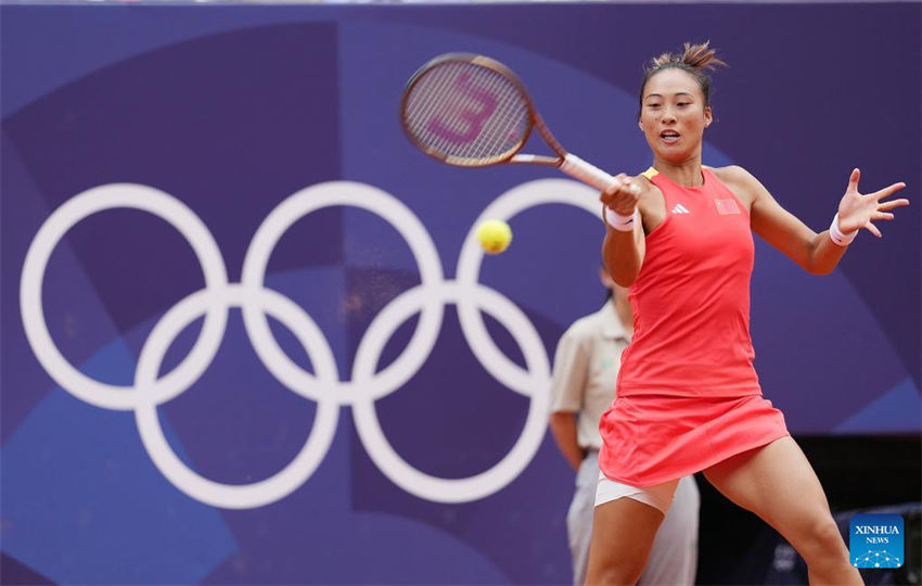 Zheng Qinwen faz história no tênis para a ásia