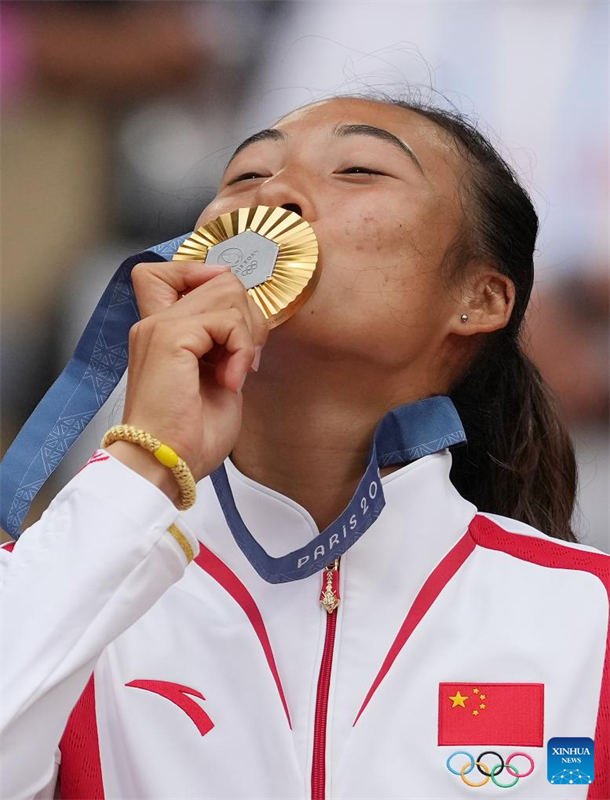 Zheng Qinwen faz história no tênis para a ásia