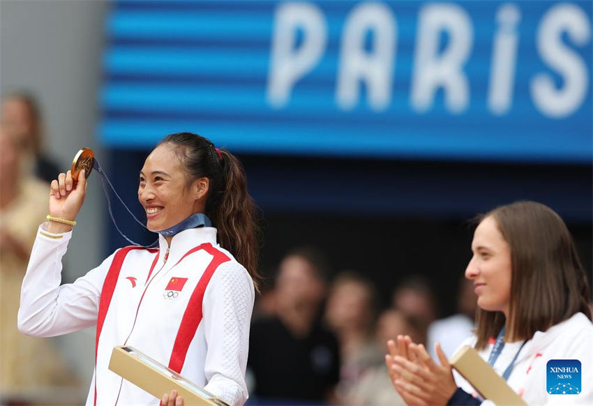 Zheng Qinwen faz história no tênis para a ásia
