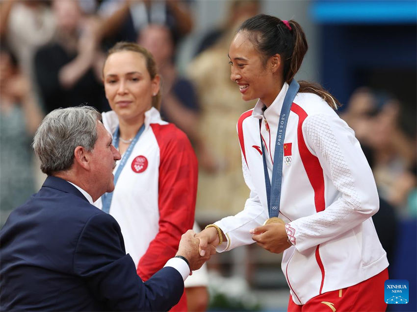 Zheng Qinwen faz história no tênis para a ásia