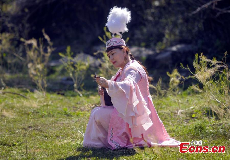 Arte folclórica mostra patrim?nio cultural étnico único em Xinjiang