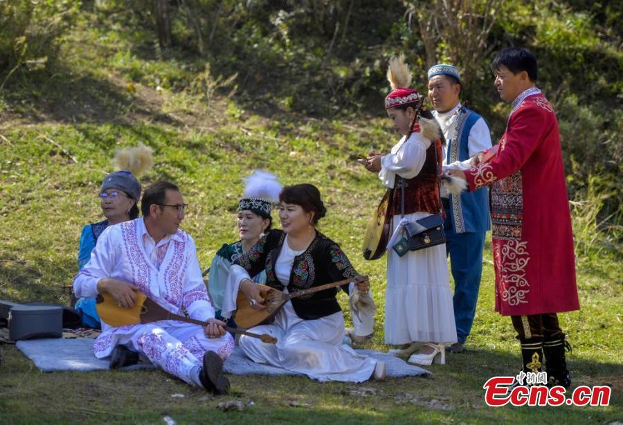 Arte folclórica mostra patrim?nio cultural étnico único em Xinjiang