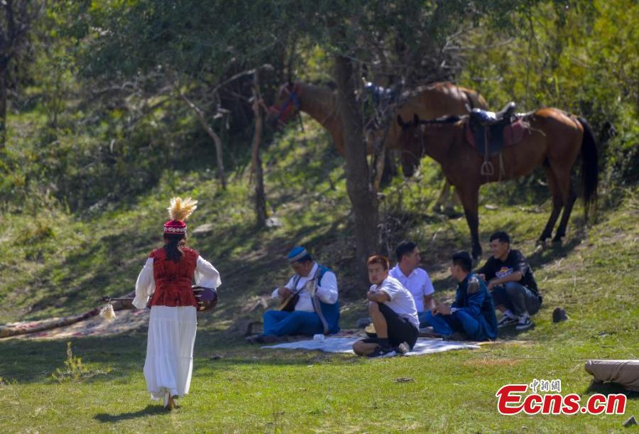 Arte folclórica mostra patrim?nio cultural étnico único em Xinjiang