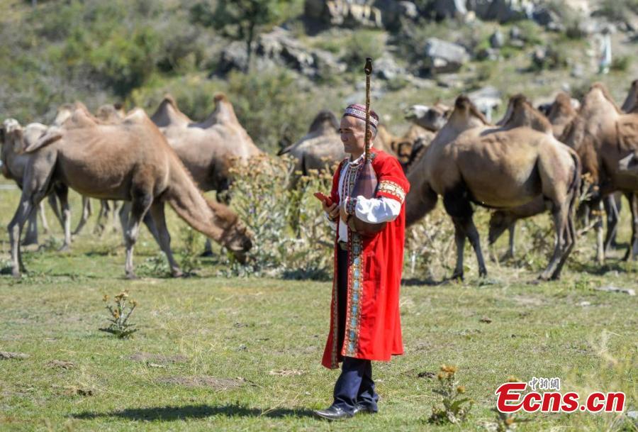 Arte folclórica mostra patrim?nio cultural étnico único em Xinjiang