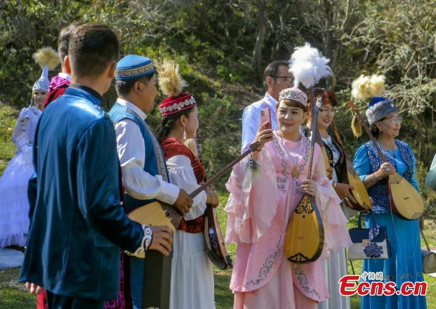 Arte folclórica mostra patrim?nio cultural étnico único em Xinjiang