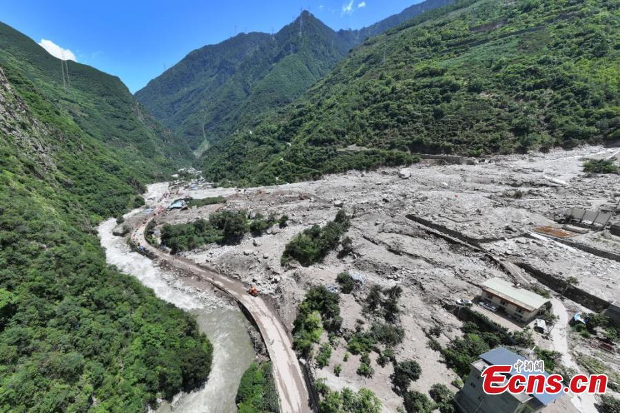 China: tráfico na via expressa nacional no.318 restaurado após deslizamento