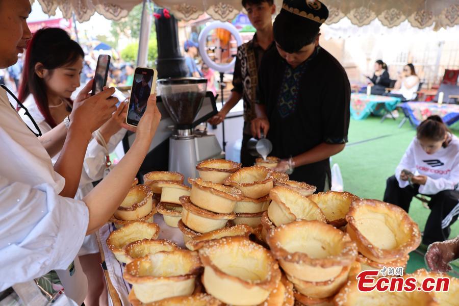 Combina??o criativa de 'Café em Nang' atrai visitantes em Xinjiang