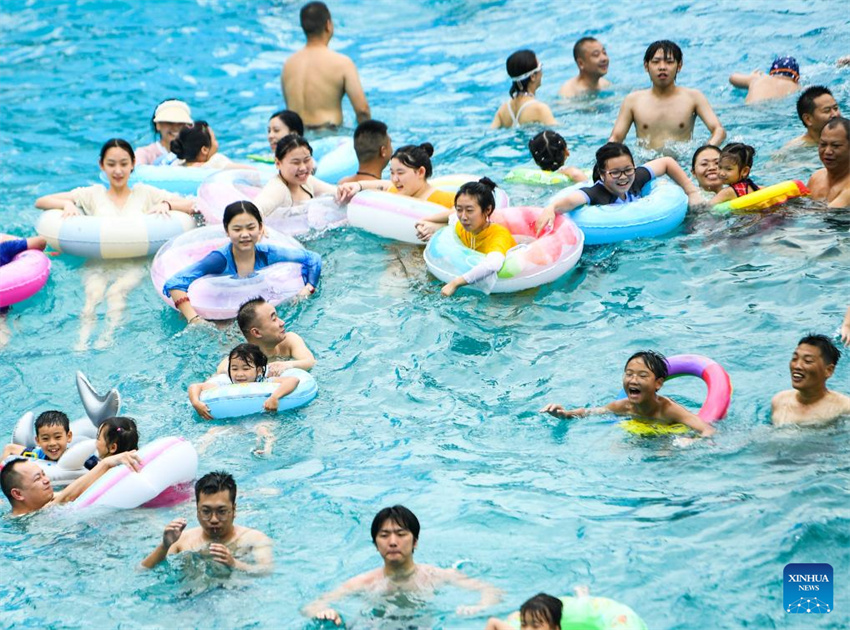 Galeria:?turistas?se?divertem?em parque?aquático?de?Chongqing