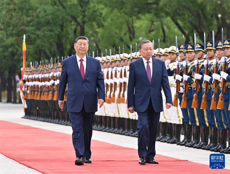 Xi Jinping conversa com o mais alto líder do Vietn?, To Lam, em Beijing