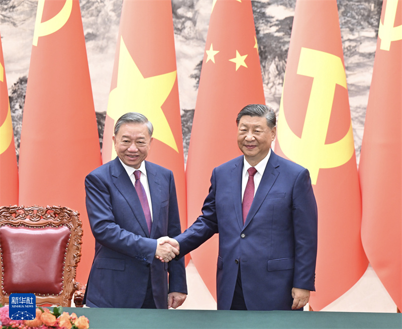 Xi Jinping conversa com o mais alto líder do Vietn?, To Lam, em Beijing